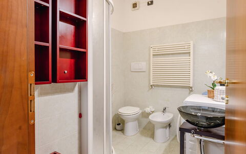 Corte Marina Apartment: Arreglo De Tubería, Piso, Diseño De Interiores, Suelo, Lavabo, Habitación, Plomería, Grifo, Lavabo Del Baño, Baño