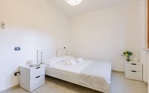 Corte Marina Apartment: Cama, Habitación, Mueble, Suelo, Diseño De Interiores, Piso, Sábana, Lecho, Habitación, Techo