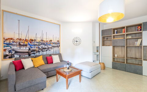 Corte Marina Apartment: Diseño De Interiores, Mueble, Piso, Suelo, Sofá, Habitación, Sala, Techo, Encendiendo, Departamento