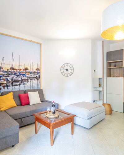 Corte Marina Apartment: Diseño De Interiores, Mueble, Piso, Suelo, Sofá, Habitación, Sala, Techo, Encendiendo, Departamento