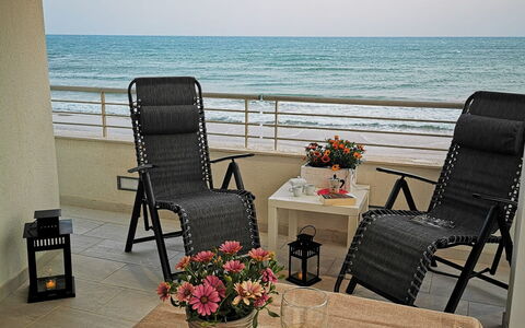 Appartamento Tramonto sul Mare: Mueble, Silla, Madera, Diseño De Interiores, Mesa, Mar, Suelo, Encendiendo, Habitación, Oceano