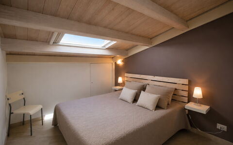 Appartamento Tramonto sul Mare: Cama, Habitación, Diseño De Interiores, Madera, Techo, Mueble, Sábana, Suelo, Lecho, Piso