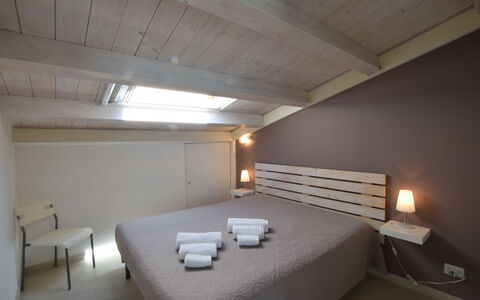 Appartamento Tramonto sul Mare: Cama, Habitación, Diseño De Interiores, Mueble, Madera, Suelo, Techo, Sábana, Piso, Lecho