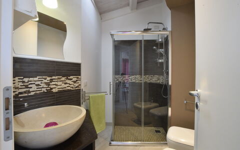 Appartamento Tramonto sul Mare: Diseño De Interiores, Arreglo De Tubería, Piso, Suelo, Baño, Grifo, Lavabo, Habitación, Plomería, Encendiendo