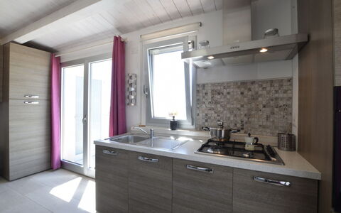 Appartamento Tramonto sul Mare: Cocina, Arreglo De Tubería, Fregadero, Lavabo, Mostrador, Electrodoméstico, Grifo, Diseño De Interiores, Aparato De Cocina, Plomería