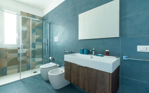 A Casa di Chica: Arreglo De Tubería, Baño, Piso, Suelo, Diseño De Interiores, Lavabo, Baño, Plomería, Grifo, Lavabo Del Baño