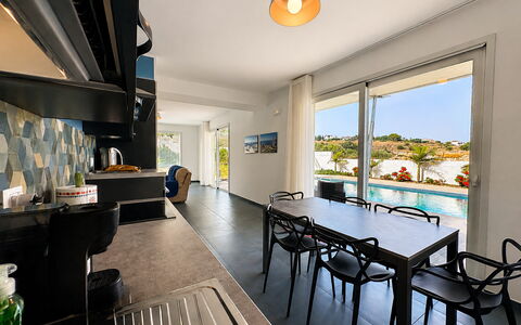 A Casa di Chica: Mueble, Diseño De Interiores, Piso, Cocina, Encendiendo, Silla, Mesa, Cocina Y Comedor Mesa, Suelo, Mostrador