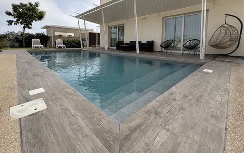 A Casa di Chica: Piscina, Piso, Suelo, Material Compuesto, Hormigón, Mueble Para Exteriores, Loseta, Recurso, Losa, Fuente De Agua