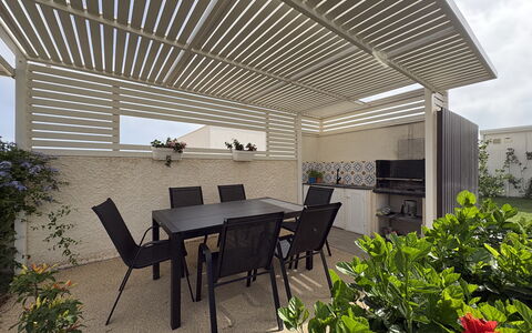A Casa di Chica: Mueble, Mueble Para Exteriores, Sombra, Techo, Patio, Estructura Al Aire Libre, Mesa Al Aire Libre, Silla, Jardín, Pérgola