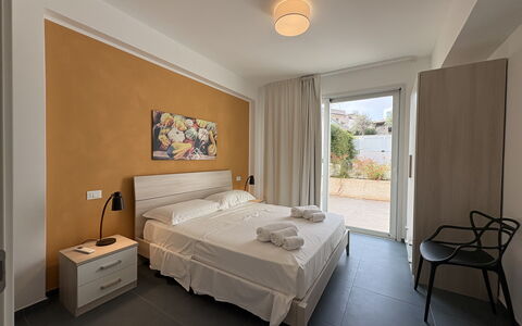 A Casa di Chica: Departamento, Habitación, Suelo, Mueble, Casa, Cama, Sábana, Lecho, Marco De La Cama, Manchas De Madera