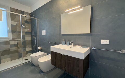 A Casa di Chica: Baño, Arreglo De Tubería, Piso, Diseño De Interiores, Lavabo Del Baño, Suelo, Lavabo, Baño, Espejo, Grifo