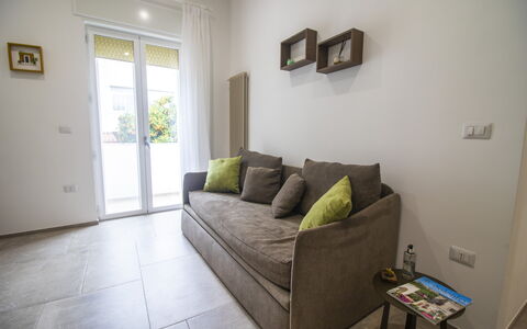 Elementi Luxury Otranto: Mueble, Diseño De Interiores, Piso, Suelo, Madera, Sofá, Habitación, Sala, Casa, Encendiendo
