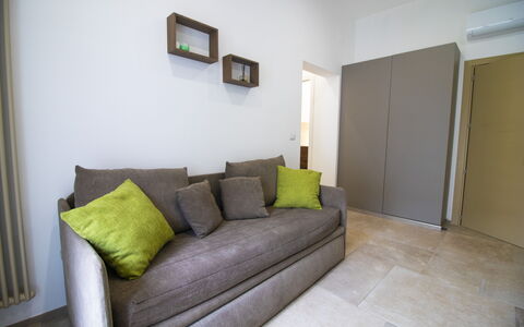 Elementi Luxury Otranto: Mueble, Diseño De Interiores, Piso, Suelo, Sofá, Madera, Habitación, Encendiendo, Sala, Casa
