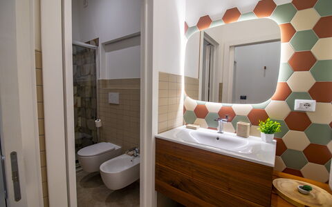 Elementi Luxury Otranto: Diseño De Interiores, Piso, Suelo, Techo, Arreglo De Tubería, Baño, Habitación, Plomería, Lámpara, Lavabo Del Baño