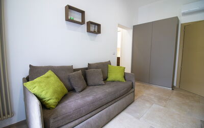Elementi Luxury Otranto: Mueble, Diseño De Interiores, Piso, Suelo, Sofá, Madera, Habitación, Encendiendo, Sala, Casa