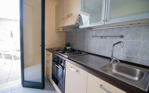 Nicoletta'S House in Otranto: Cocina, Mostrador, Fregadero, Aparato De Cocina, Electrodoméstico, Piso, Diseño De Interiores, Estufa De Cocina, Arreglo De Tubería, Grifo