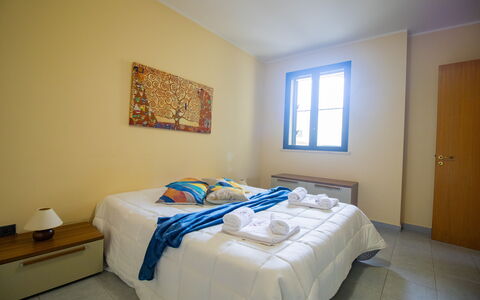 Nicoletta'S House in Otranto: Madera, Habitación, Suelo, Cama, Piso, Sábana, Diseño De Interiores, Marco De La Cama, Lecho, Habitación