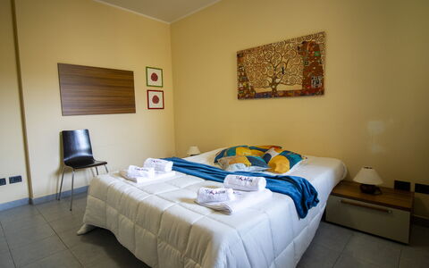 Nicoletta'S House in Otranto: Mueble, Diseño De Interiores, Pared, Cama, Piso, Suelo, Madera, Habitación, Habitación, Sábana