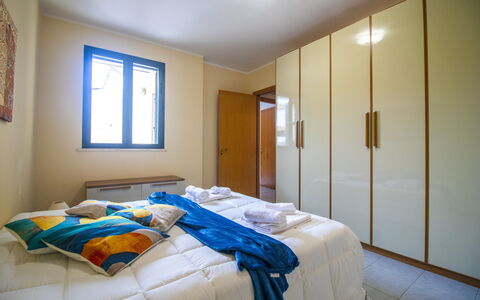 Nicoletta'S House in Otranto: Madera, Diseño De Interiores, Piso, Suelo, Habitación, Cama, Habitación, Mueble, Techo, Departamento