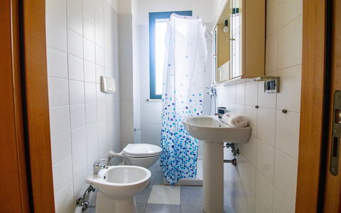 Nicoletta'S House in Otranto: Piso, Diseño De Interiores, Suelo, Arreglo De Tubería, Habitación, Baño, Plomería, Lavabo Del Baño, Lavabo, Loseta