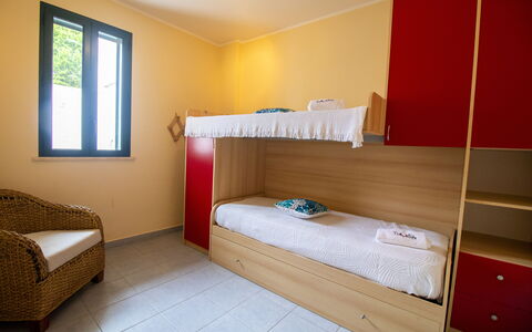 Nicoletta'S House in Otranto: Madera, Suelo, Diseño De Interiores, Piso, Mueble, Habitación, Habitación, Cama, Casa, Techo