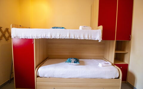 Nicoletta'S House in Otranto: Mueble, Madera, Suelo, Habitación, Piso, Textil, Diseño De Interiores, Cama, Habitación, Sábana