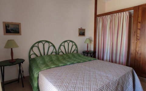 Villa Vignola: Mueble, Cama, Diseño De Interiores, Habitación, Suelo, Piso, Sábana, Lecho, Madera, Linos