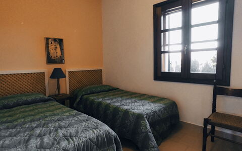 Villa Vignola: Habitación, Cama, Pared, Sábana, Lecho, Suelo, Marco De La Cama, Mueble, Piso, Diseño De Interiores