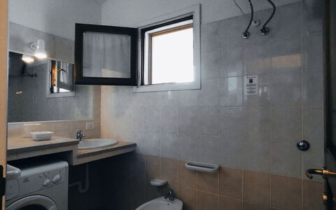 Villa Vignola: Arreglo De Tubería, Pared, Piso, Diseño De Interiores, Suelo, Lavabo, Baño, Lavabo Del Baño, Grifo, Plomería