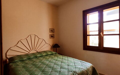 Villa Vignola: Cama, Diseño De Interiores, Habitación, Pared, Piso, Suelo, Sábana, Madera, Mueble, Lecho