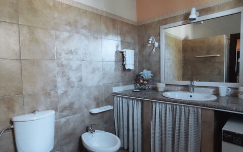 Baita Vignola: Piso, Arreglo De Tubería, Suelo, Diseño De Interiores, Lavabo, Lavabo Del Baño, Baño, Grifo, Asiento Del Baño, Plomería