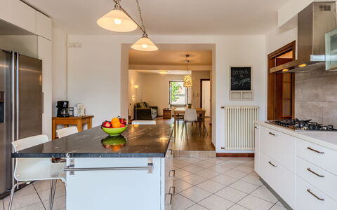 Legnone: Mueble, Diseño De Interiores, Piso, Mostrador, Cocina, Suelo, Techo, Madera, Habitación, Lámpara