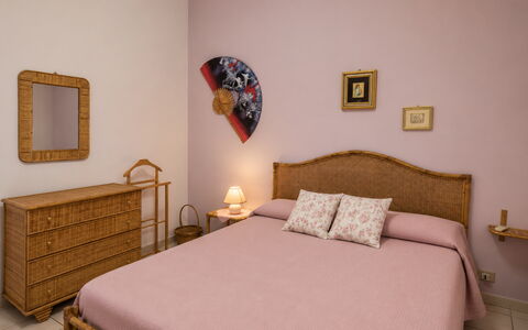 Villa Lina: Mueble, Cama, Habitación, Lecho, Diseño De Interiores, Sábana, Madera, Suelo, Linos, Piso