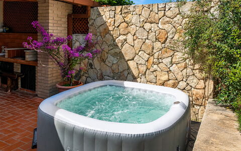 Villa Lina: Bañera, Arreglo De Tubería, Piscina, Material Compuesto, Jacuzzi, Maceta, Ocio, Planta De Casa, Fuente De Agua