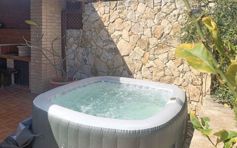 Villa Lina: Bañera, Arreglo De Tubería, Jacuzzi, Piscina, Planta De Casa, Maceta, Patio Interior, Fuente De Agua