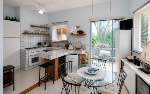 Villa Lina: Mueble, Diseño De Interiores, Cocina, Silla, Piso, Mostrador, Mesa, Lámpara, Cocina Y Comedor Mesa, Techo