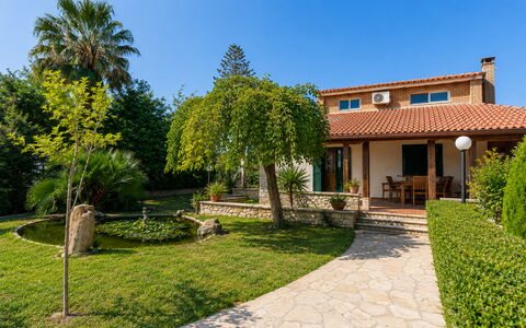 Villa Lina: Arbusto, Casa, Barrio Residencial, Jardín, Casa, Sombra, Paisajismo, Inmuebles, Patio Interior