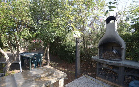 Villa Lina: Jardín, Plantas Leñosas, Sombra, Patio Interior, Paisajismo, Yarda, Mueble Para Exteriores, Maceta, Mesa Al Aire Libre, Estructura Al Aire Libre