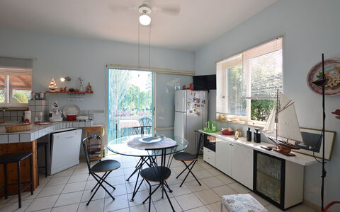 Villa Lina: Mueble, Diseño De Interiores, Silla, Mesa, Techo, Cocina Y Comedor Mesa, Encendiendo, Lámpara, Piso, Cocina