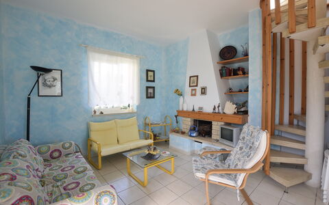 Villa Lina: Mueble, Diseño De Interiores, Pared, Piso, Suelo, Madera, Habitación, Techo, Sofá, Sala