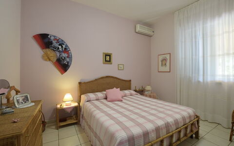 Villa Lina: Mueble, Cama, Habitación, Lecho, Sábana, Diseño De Interiores, Madera, Linos, Habitación, Suelo