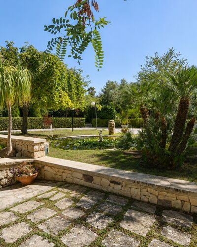 Villa Lina: Vegetación, Jardín, Arbusto, Cobertura Del Suelo, Losa, Pasarela, Paisajismo, Plantas Leñosas, Sombra