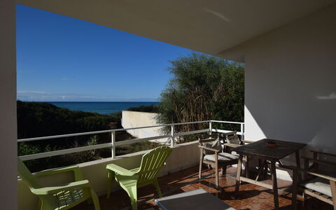 Punta Braccetto Fronte Mare: Mueble, Balcón, Silla, Mueble Para Exteriores, Sombra, Mesa Al Aire Libre, Pretil, Mesa De Café