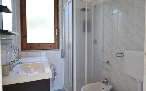 Punta Braccetto Fronte Mare: Piso, Suelo, Diseño De Interiores, Habitación, Arreglo De Tubería, Departamento, Lavabo, Grifo, Techo, Plomería