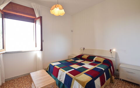 Punta Braccetto Fronte Mare: Cama, Habitación, Pared, Diseño De Interiores, Suelo, Sábana, Madera, Piso, Lecho, Habitación