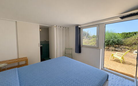 Punta Braccetto Fronte Mare: Habitación, Cama, Sombra, Lecho, Manchas De Madera, Marco De La Cama, Sábana, Linos, Hotel