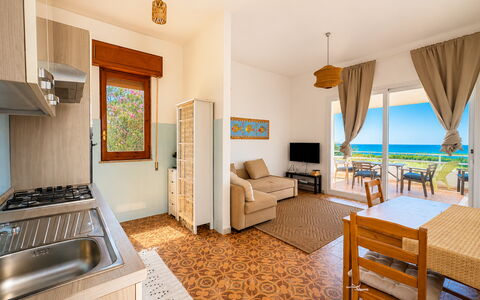 Punta Braccetto Fronte Mare: Mueble, Piso, Suelo, Diseño De Interiores, Mar, Silla, Manchas De Madera, Suelos De Madera, Cocina Y Comedor Mesa, Oceano