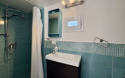 Punta Braccetto Fronte Mare: Arreglo De Tubería, Pared, Diseño De Interiores, Baño, Piso, Lavabo Del Baño, Lavabo, Suelo, Grifo, Plomería