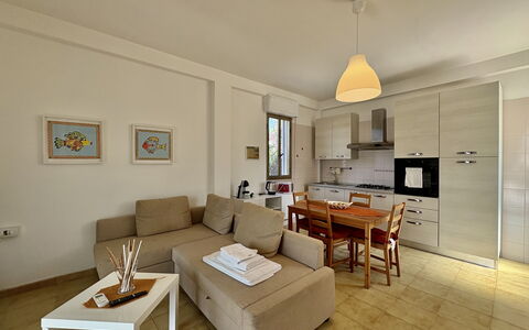 Punta Braccetto Fronte Mare: Mueble, Diseño De Interiores, Piso, Suelo, Habitación, Sofá, Madera, Techo, Mesa, Sala