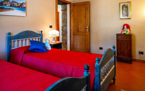 Villa la Guardiola: Mueble, Habitación, Cama, Diseño De Interiores, Madera, Sábana, Lecho, Textil, Habitación, Piso